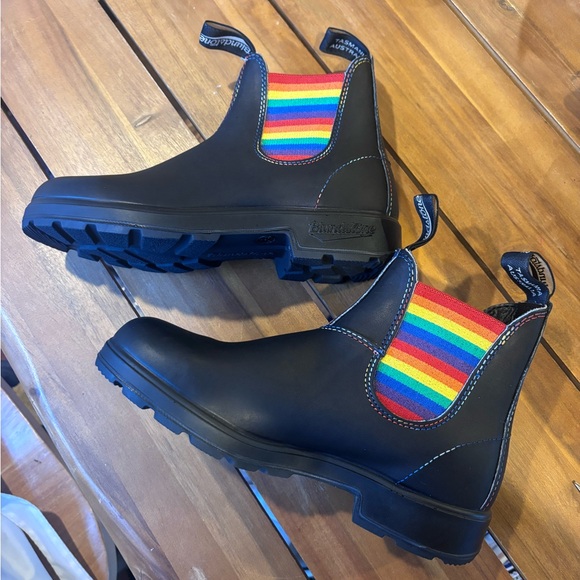 Blundstone Shoes - NWOT Blundstone Black Boots with Rainbow Elastic women’s size 8.5